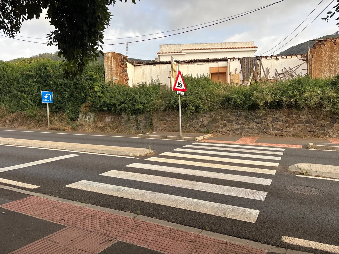 TF-13 pedestrian crossing photographed during the ACISA site visit